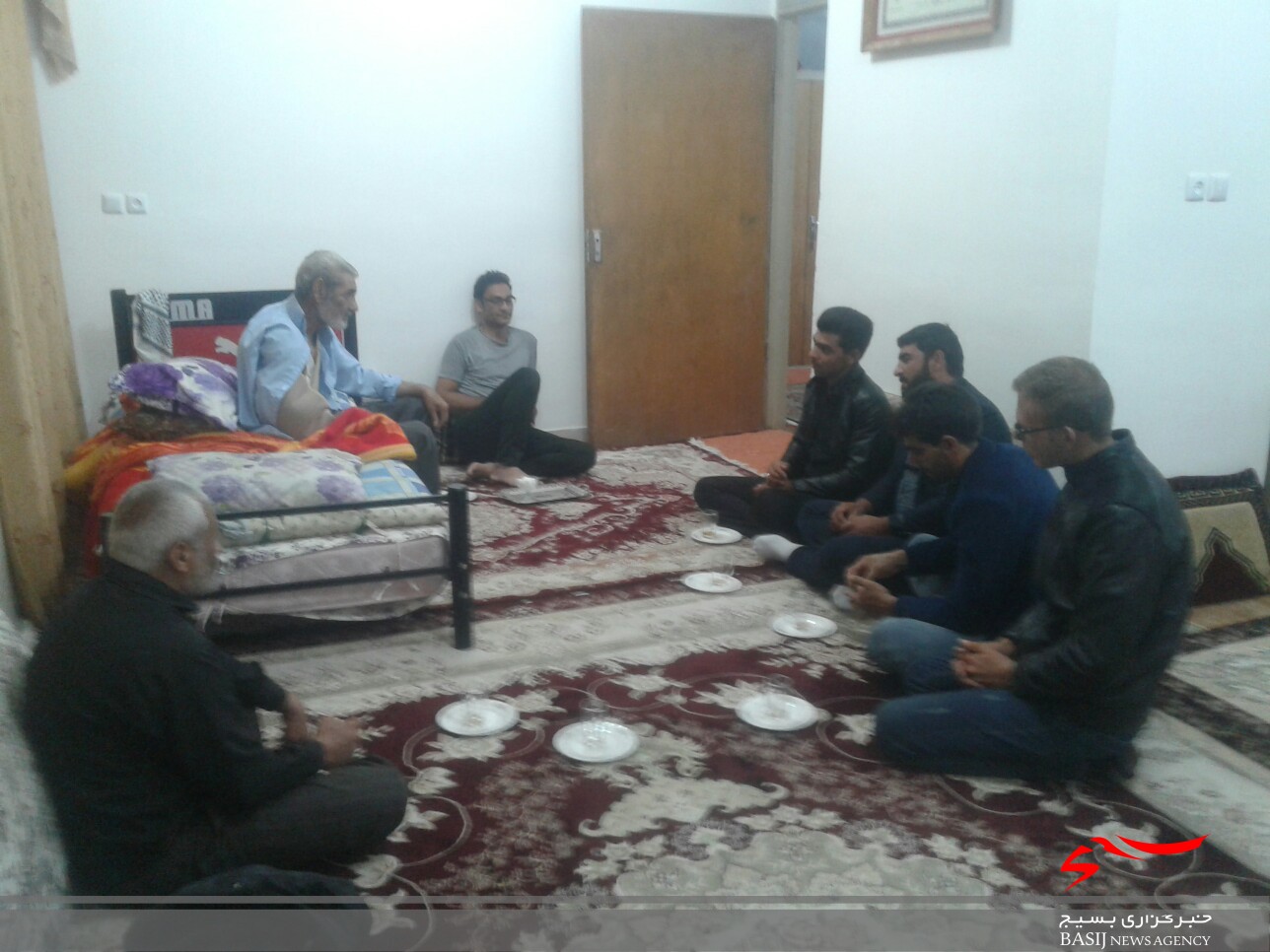 عیادت فرمانده و جمعی از معاونین پایگاه شهدای دزج از برادر بسیجی غلامرضا تقی زاده عیادت فرمانده و جمعی از معاونین پایگاه شهدای دزج از برادر بسیجی غلامرضا تقی زاده