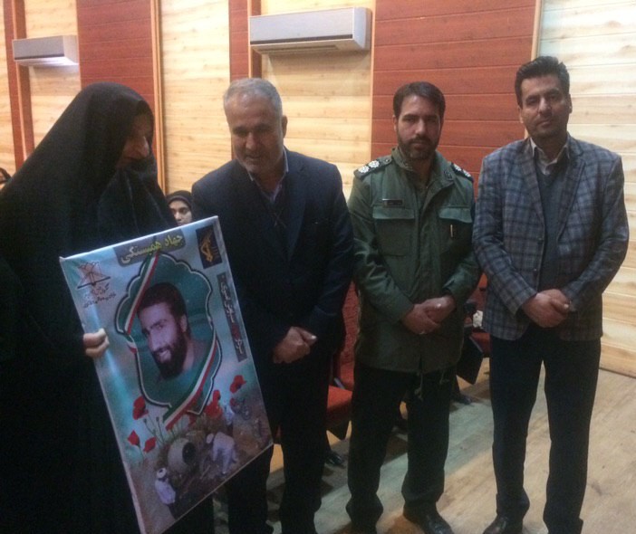 برگزاری یادواره شهدا توسط دانش آموزان بسیجی دبیرستان دخترانه نطامی عروضی برگزاری یادواره شهدا توسط دانش آموزان بسیجی دبیرستان دخترانه نطامی عروضی