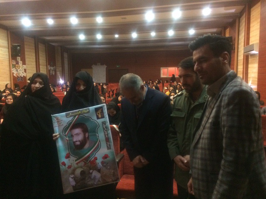 برگزاری یادواره شهدا توسط دانش آموزان بسیجی دبیرستان دخترانه نطامی عروضی برگزاری یادواره شهدا توسط دانش آموزان بسیجی دبیرستان دخترانه نطامی عروضی
