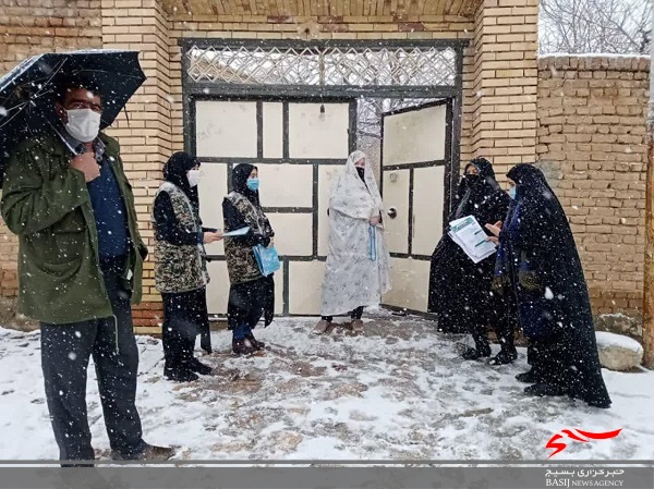 سردار میان کوچه های شهر قدم می زند سردار میان کوچه های شهر قدم می زند