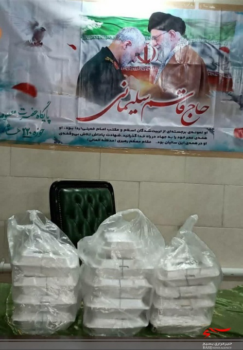 توزیع ۱۰۰پرس غذای گرم بین نیازمندان به مناسبت بزرگداشت شهادت سردار سلیمانی توزیع ۱۰۰پرس غذای گرم بین نیازمندان به مناسبت بزرگداشت شهادت سردار سلیمانی