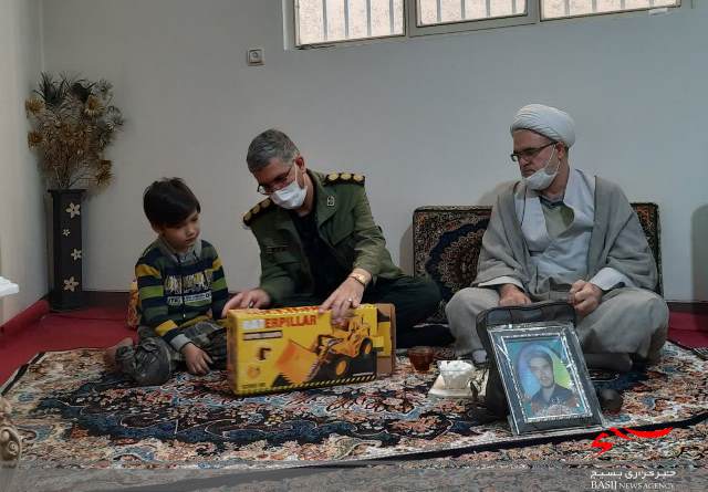دیدار مسئولین سپاه ناحیه همدان با خانواده شهید «هزاره» دیدار مسئولین سپاه ناحیه همدان با خانواده شهید «هزاره»