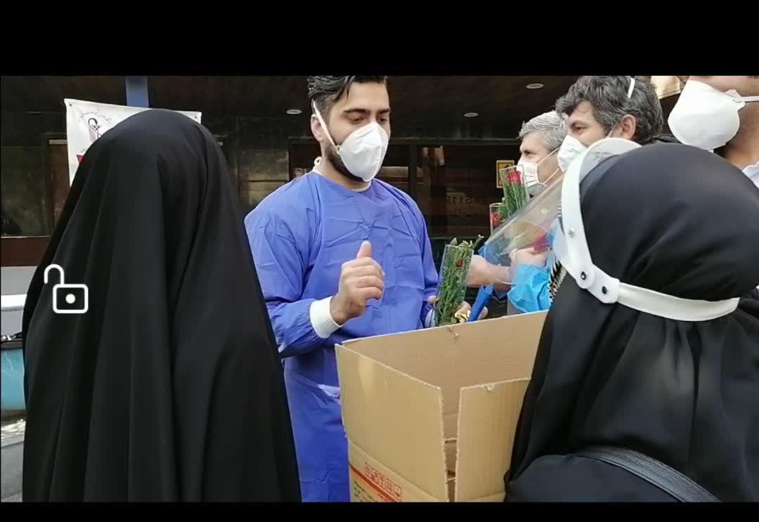 تجلیل خواهران بسیجی حوزه 370 شفاعت سپاه ناحیه ری  از مدافعان سلامت در بیمارستان فیروزآبادی