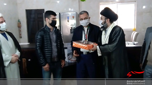 اهدای مدال قهرمان عباس آبادی به خانواده شهید آقابابایی اهدای مدال قهرمان عباس آبادی به خانواده شهید آقابابایی
