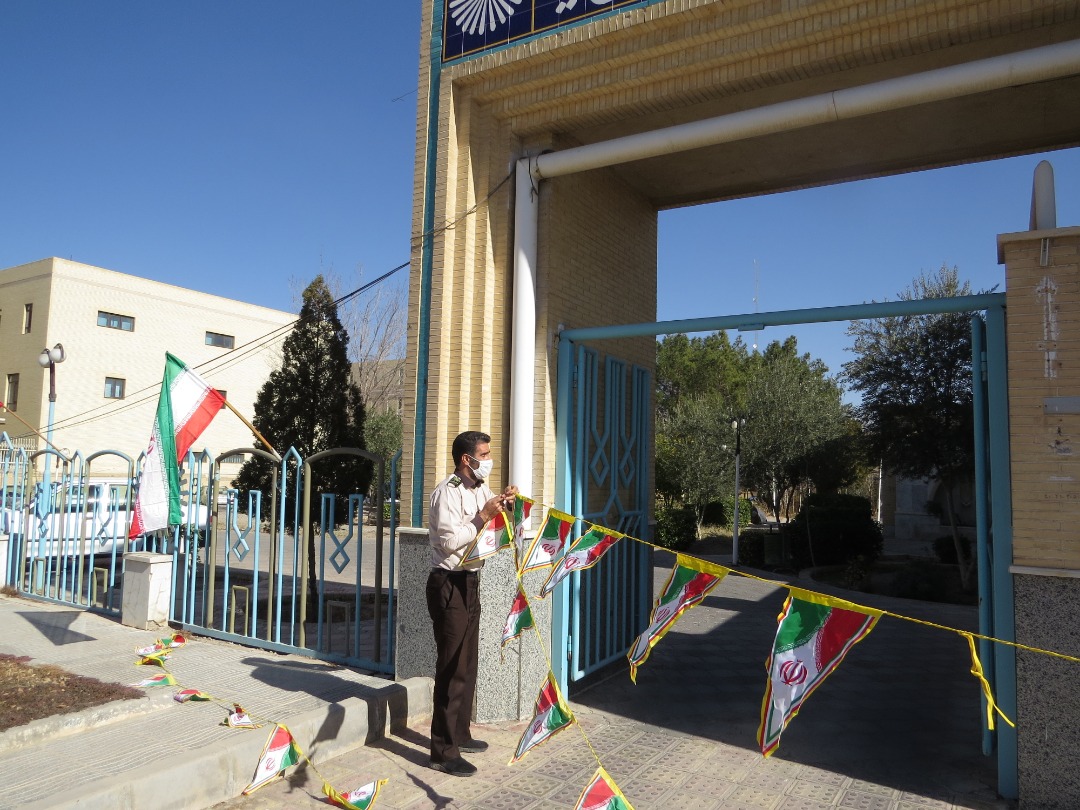 غرس نهال در دانشگاه پیام نور استان یزد غرس نهال در دانشگاه پیام نور استان یزد