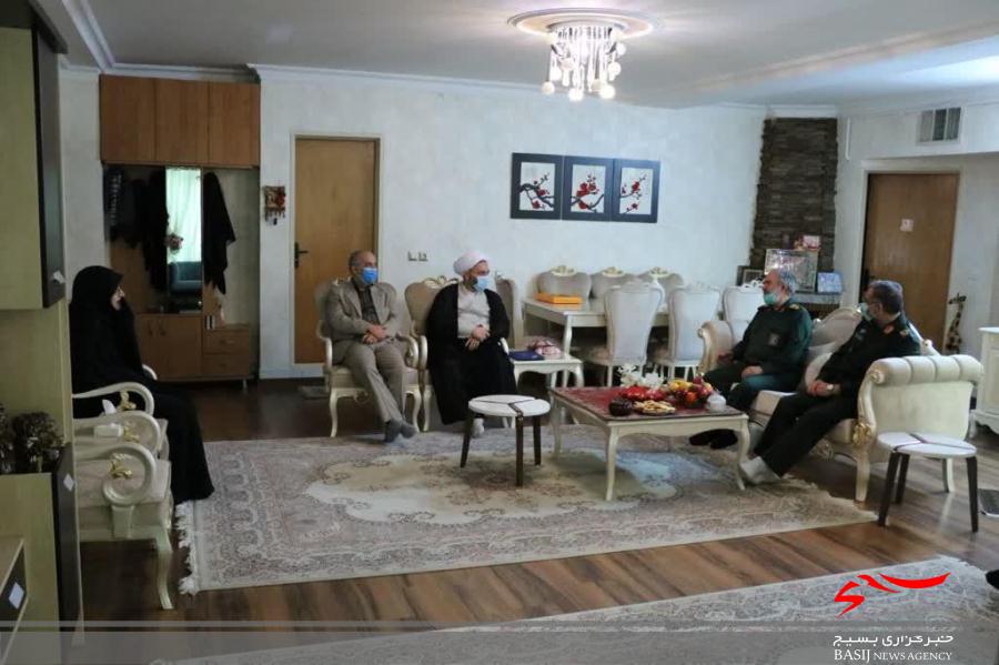 جانشین فرمانده کل سپاه با خانواده شهیدان غیاثوند و کیانپور دیدار کرد جانشین فرمانده کل سپاه با خانواده شهیدان غیاثوند و کیانپور دیدار کرد
