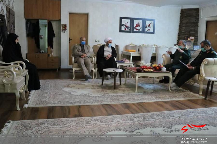 جانشین فرمانده کل سپاه با خانواده شهیدان غیاثوند و کیانپور دیدار کرد جانشین فرمانده کل سپاه با خانواده شهیدان غیاثوند و کیانپور دیدار کرد