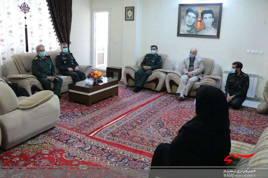 جانشین فرمانده کل سپاه با خانواده شهیدان غیاثوند و کیانپور دیدار کرد جانشین فرمانده کل سپاه با خانواده شهیدان غیاثوند و کیانپور دیدار کرد