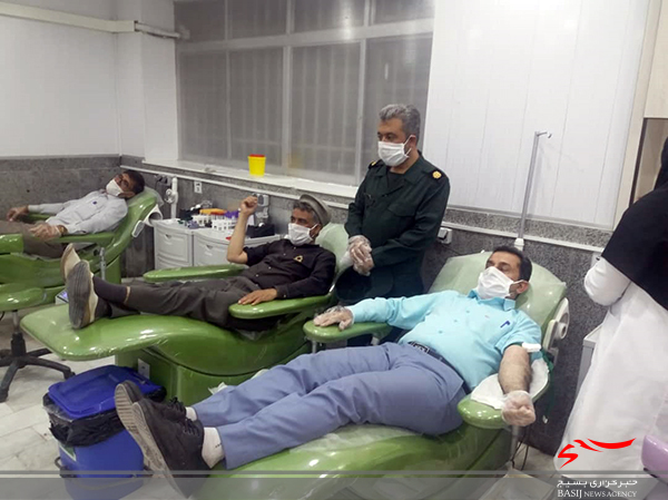اهدای خون توسط جمعی از بسیجیان عشایر استان بوشهر اهدای خون توسط جمعی از بسیجیان عشایر استان بوشهر