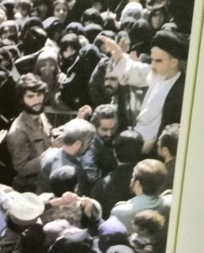 مردم یک صدا شعار &laquo;یا مرگ یا خمینی&raquo; سر می&zwnj;دادند
