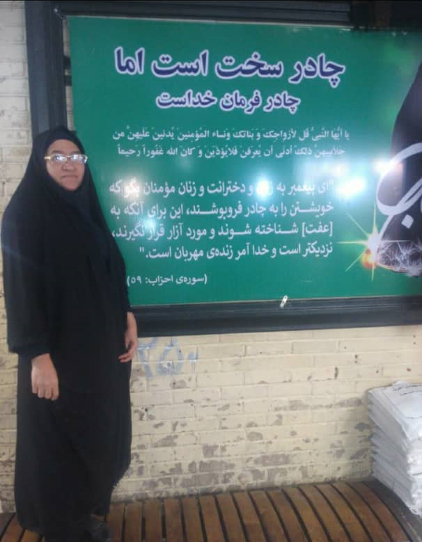 خانم دشتستانی که دوخت &laquo;چادر صلواتی&raquo; هدیه می&zwnj;کند