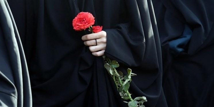 خانم دشتستانی که دوخت «چادر صلواتی» هدیه میکند خانم دشتستانی که دوخت «چادر صلواتی» هدیه میکند