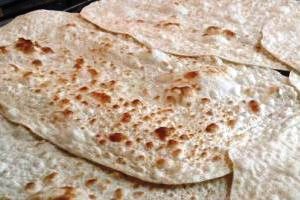 پخت و توزیع رایگان نان توسط بسیجیان شهر جونقان