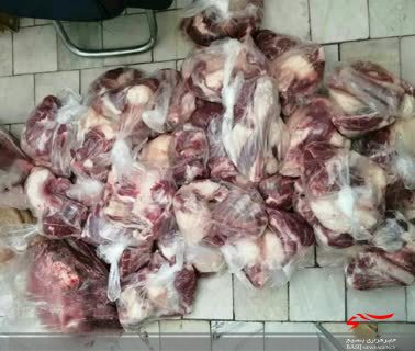 ذبح گوسفند و توزیع بن خرید کالا در میان نیازمندان