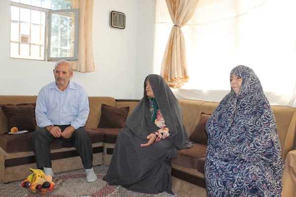 دیدار با خانواده خبرنگار شهید حمیدرضا کشاورز مرآت دیدار با خانواده خبرنگار شهید حمیدرضا کشاورز مرآت