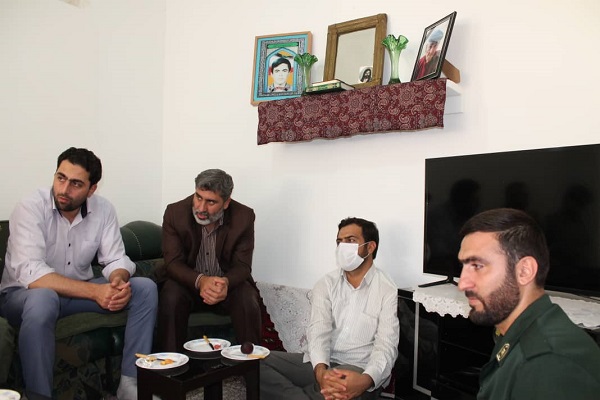 دیدار با خانواده خبرنگار شهید حمیدرضا کشاورز مرآت دیدار با خانواده خبرنگار شهید حمیدرضا کشاورز مرآت