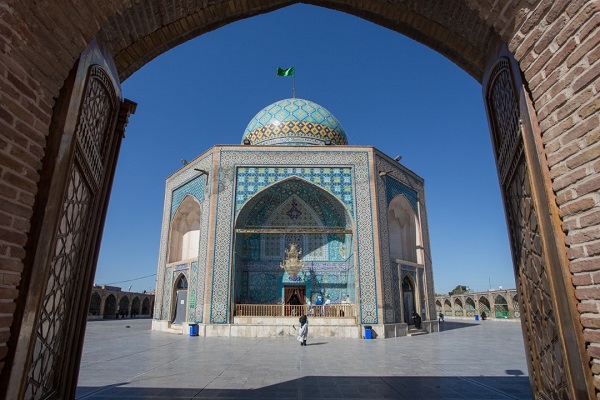 زیر گنبد کبود...