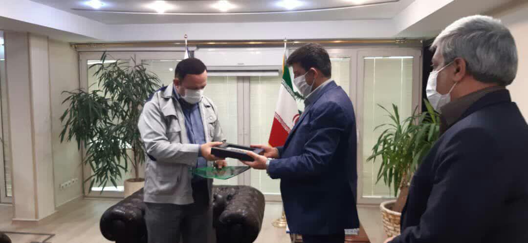 اهدای کارت عضویت بسیج به مدیران ارشد صندوق اهدای کارت عضویت بسیج به مدیران ارشد صندوق