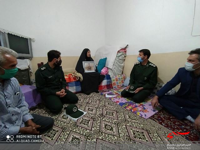 دیدار فرمانده ناحیه مقاومت بسیج شهرستان فراهان با مادر شهید غلامرضا سلم آبادی فراهانی