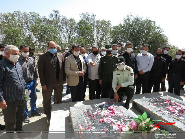 گلباران و عطرافشانی مزار شهدای روستای تبرته با حضور مسئولان فراهان