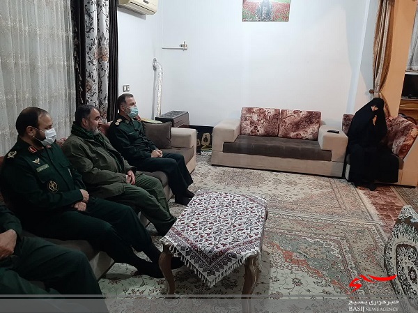 لحظه اعلام خبر بازگشت پیکر مطهر شهید مدافع حرم شهید محمود رادمهر به خانواده اش + عکس لحظه اعلام خبر بازگشت پیکر مطهر شهید مدافع حرم شهید محمود رادمهر به خانواده اش + عکس