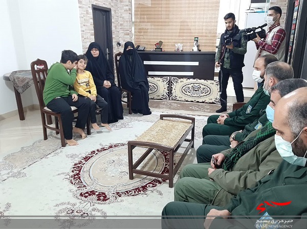 حضور فرمانده سپاه کربلا در منزل شهید مدافع حرم «محمود رادمهر» + عکس حضور فرمانده سپاه کربلا در منزل شهید مدافع حرم «محمود رادمهر» + عکس