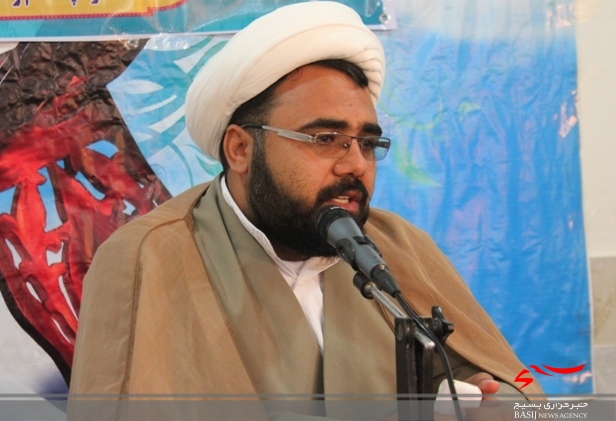 تجلیل و تکریم خانواده شهدا پاسداری از انقلاب است تجلیل و تکریم خانواده شهدا پاسداری از انقلاب است