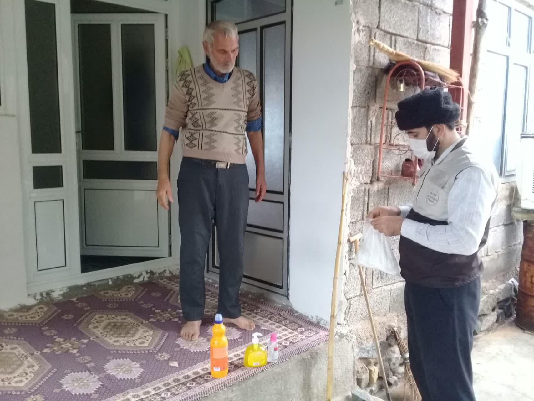 توزیع بسته های بهداشتی در روستاهای شهرستان طارم+تصاویر