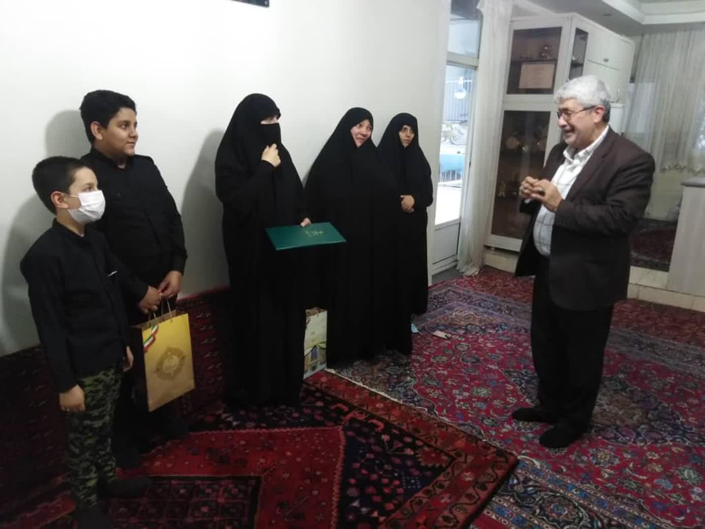 دیدار معاون قضایی دادستان کشور و فرمانده بسیج قوه قضائیه و وزارت دادگستری با خانواده معزز شهید محمد محمدی