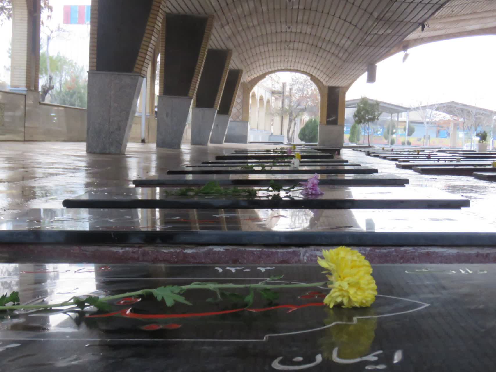 شستشو ، عطرافشانی و گلباران مزار غبارگرفته مطهر شهدا توسط بسیجیان شهرستان زنجان