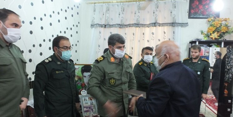 دیدار فرمانده سپاه فتح با خانواده شهید «کشاورز» در گچساران دیدار فرمانده سپاه فتح با خانواده شهید «کشاورز» در گچساران