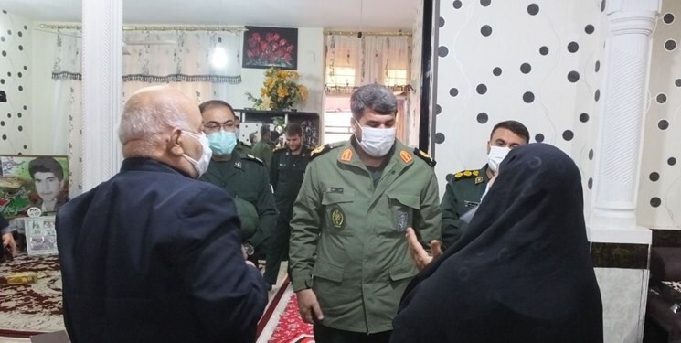 دیدار فرمانده سپاه فتح با خانواده شهید «کشاورز» در گچساران دیدار فرمانده سپاه فتح با خانواده شهید «کشاورز» در گچساران