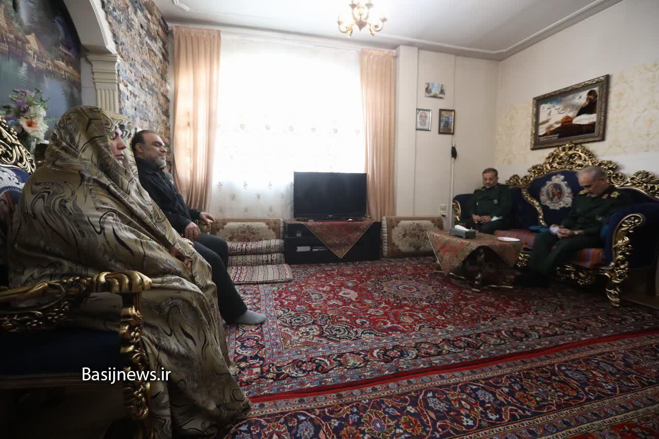 دیدار سردار سلیمانی با خانواده شهید محمدیان/ مدیون شهدای مدافع حرم هستیم دیدار سردار سلیمانی با خانواده شهید محمدیان/ مدیون شهدای مدافع حرم هستیم