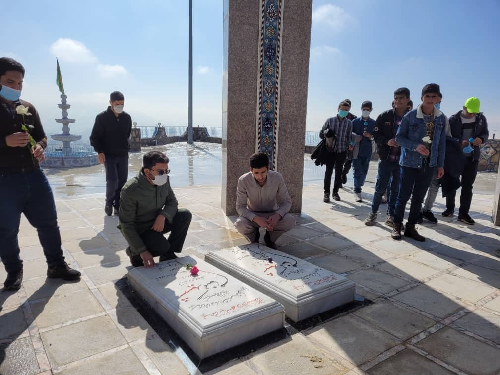 تجدید میثاق دانش آموزان بسیجی با شهدای گمنام یاسوج تجدید میثاق دانش آموزان بسیجی با شهدای گمنام یاسوج