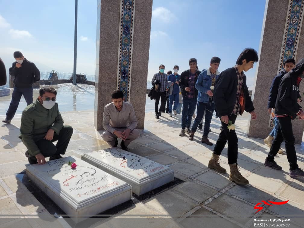 تجدید میثاق دانش آموزان بسیجی با شهدای گمنام یاسوج تجدید میثاق دانش آموزان بسیجی با شهدای گمنام یاسوج