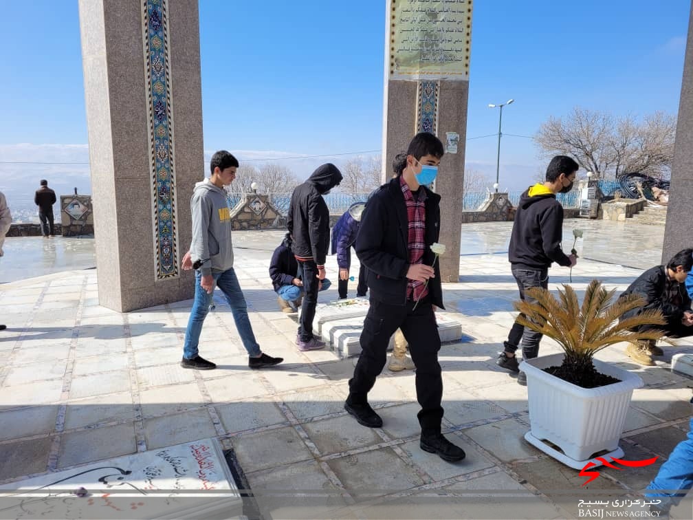تجدید میثاق دانش آموزان بسیجی با شهدای گمنام یاسوج تجدید میثاق دانش آموزان بسیجی با شهدای گمنام یاسوج