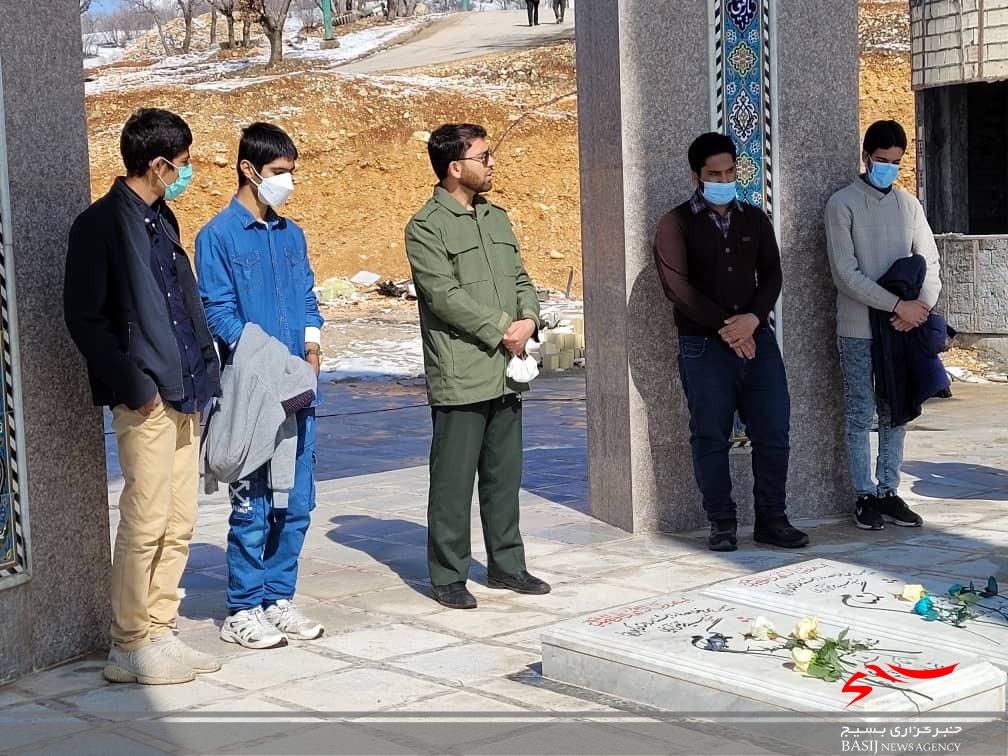 تجدید میثاق دانش آموزان بسیجی با شهدای گمنام یاسوج تجدید میثاق دانش آموزان بسیجی با شهدای گمنام یاسوج