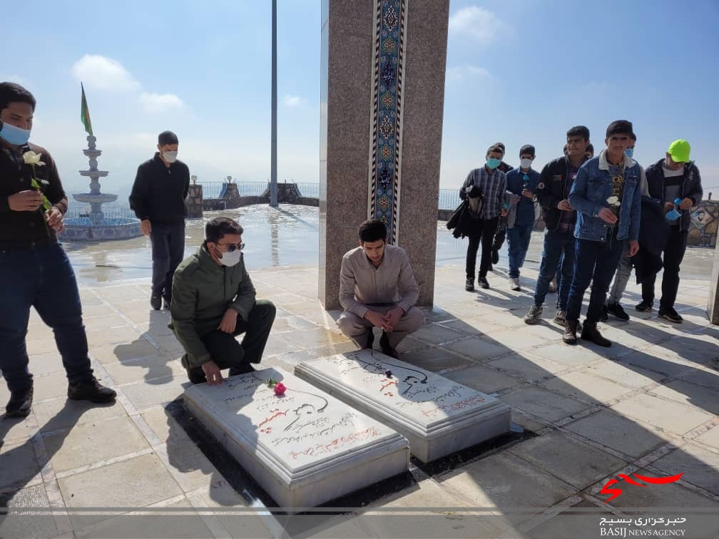 تجدید میثاق دانش آموزان بسیجی با شهدای گمنام یاسوج تجدید میثاق دانش آموزان بسیجی با شهدای گمنام یاسوج