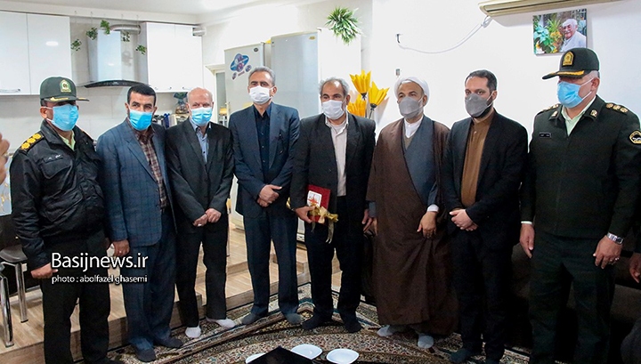 دیدار مسئولان شهرستان دشتستان با خانواده شهیدان عباس سلیمی فرد و مشایخ به مناسبت دهه فجر دیدار مسئولان شهرستان دشتستان با خانواده شهیدان عباس سلیمی فرد و مشایخ به مناسبت دهه فجر