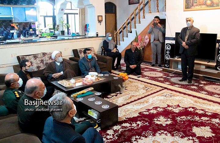 دیدار مسئولان شهرستان دشتستان با خانواده شهیدان عباس سلیمی فرد و مشایخ به مناسبت دهه فجر دیدار مسئولان شهرستان دشتستان با خانواده شهیدان عباس سلیمی فرد و مشایخ به مناسبت دهه فجر
