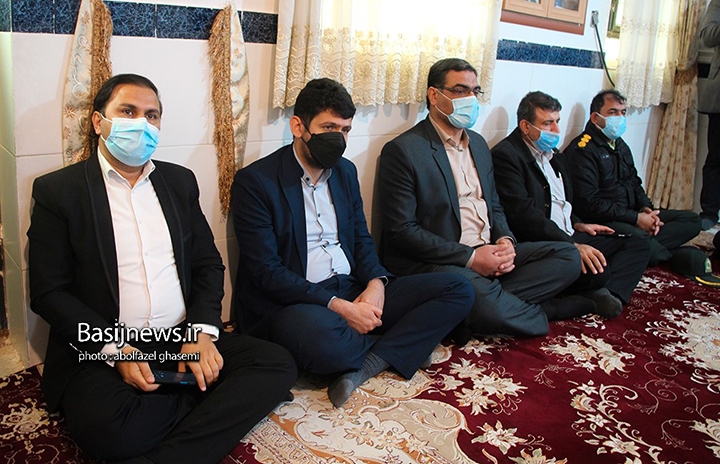 دیدار مسئولان شهرستان دشتستان با خانواده شهیدان عباس سلیمی فرد و مشایخ به مناسبت دهه فجر دیدار مسئولان شهرستان دشتستان با خانواده شهیدان عباس سلیمی فرد و مشایخ به مناسبت دهه فجر