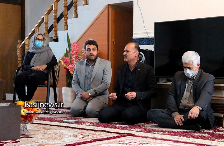 دیدار مسئولان شهرستان دشتستان با خانواده شهیدان عباس سلیمی فرد و مشایخ به مناسبت دهه فجر دیدار مسئولان شهرستان دشتستان با خانواده شهیدان عباس سلیمی فرد و مشایخ به مناسبت دهه فجر