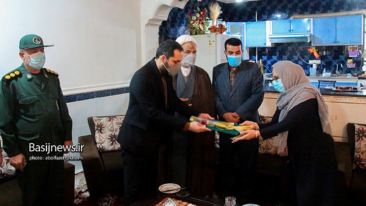 دیدار مسئولان شهرستان دشتستان با خانواده شهیدان عباس سلیمی فرد و مشایخ به مناسبت دهه فجر دیدار مسئولان شهرستان دشتستان با خانواده شهیدان عباس سلیمی فرد و مشایخ به مناسبت دهه فجر