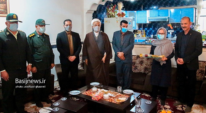 دیدار مسئولان شهرستان دشتستان با خانواده شهیدان عباس سلیمی فرد و مشایخ به مناسبت دهه فجر دیدار مسئولان شهرستان دشتستان با خانواده شهیدان عباس سلیمی فرد و مشایخ به مناسبت دهه فجر