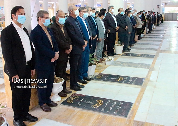 تجدید میثاق مسئولان شهرستان دشتستان با شهدا در اولین روز ایام دهه فجر تجدید میثاق مسئولان شهرستان دشتستان با شهدا در اولین روز ایام دهه فجر