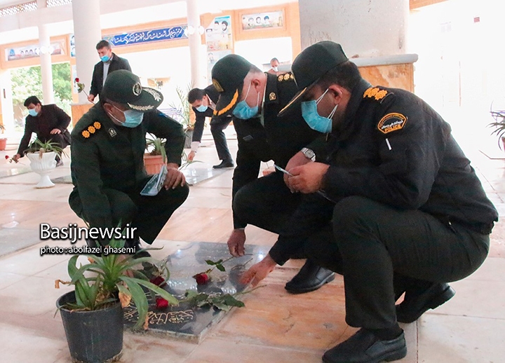 تجدید میثاق مسئولان شهرستان دشتستان با شهدا در اولین روز ایام دهه فجر تجدید میثاق مسئولان شهرستان دشتستان با شهدا در اولین روز ایام دهه فجر