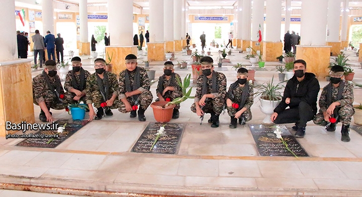 تجدید میثاق مسئولان شهرستان دشتستان با شهدا در اولین روز ایام دهه فجر تجدید میثاق مسئولان شهرستان دشتستان با شهدا در اولین روز ایام دهه فجر