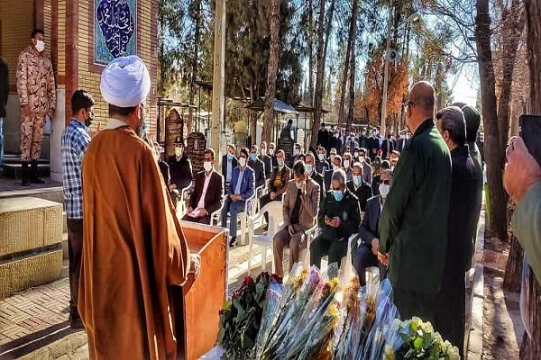 گلباران قبور شهدا گرامیداشت دهه فجر در مرودشت گلباران قبور شهدا گرامیداشت دهه فجر در مرودشت