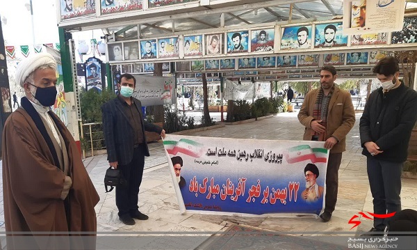 ادای احترام کارکنان دانشکده علوم قرآنی به مزار شهید زین الدین ادای احترام کارکنان دانشکده علوم قرآنی به مزار شهید زین الدین