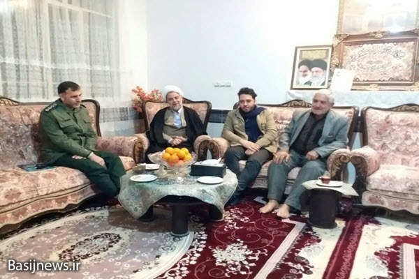 دیدار بسیجیان حوزه حضرت سیدالشهدا (ع) فامنین با خانواده شهید و ایثارگر دیدار بسیجیان حوزه حضرت سیدالشهدا (ع) فامنین با خانواده شهید و ایثارگر